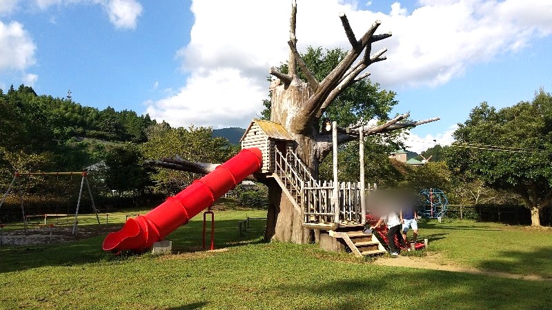 栗の里公園にあるアスレチック遊具「ふれあい広場」、伊予市中山町の無料の子どもの遊び場