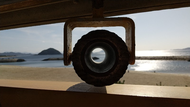 「道の駅　風早の郷　風和里（ふわり）」の目の前にある美しい海水浴場「風早長浜海岸」へ行く歩道橋の上にある望遠鏡はただの穴です