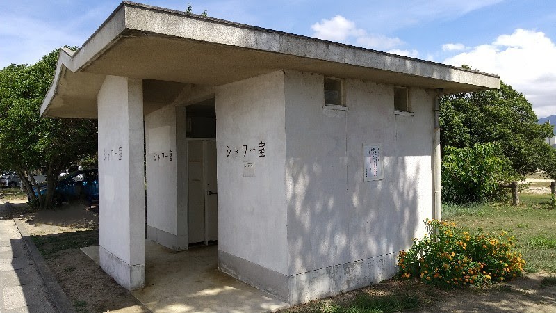 愛媛県おすすめの海水浴場、松山市にある立岩海水浴場（モンチッチ海岸）のシャワー室