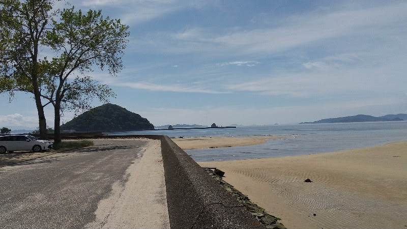 愛媛県おすすめの海水浴場、松山市にある立岩海水浴場（モンチッチ海岸）遠浅で穏やかな瀬戸内海とキレイな砂浜