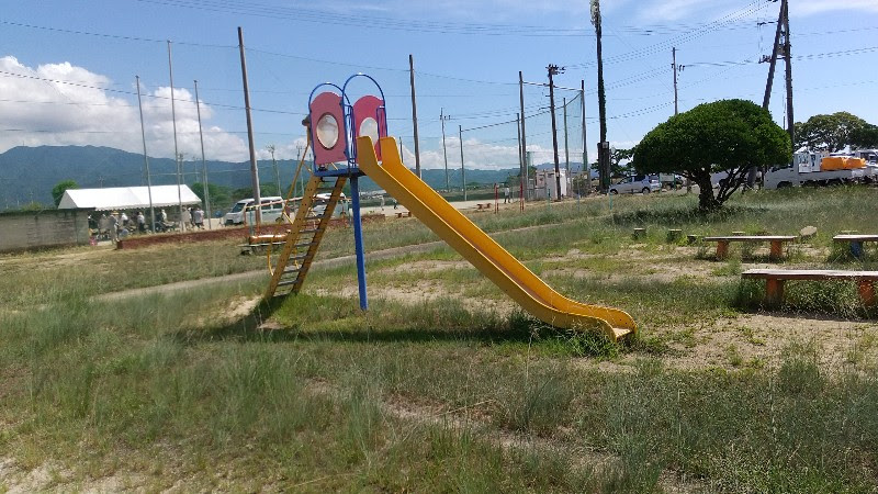 愛媛県おすすめの海水浴場、松山市にある立岩海水浴場（モンチッチ海岸）の裏にある北条公園（法橋）の遊具・滑り台