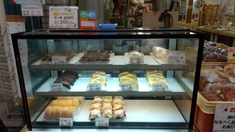 「サンイート松山銀天街店」懐かしの味・喫茶店プランタンのチョコボールや学食のパンが買えるお店のケーキ、愛媛県松山市