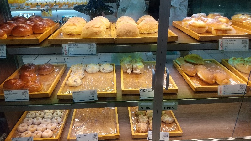 DONQ（ドンク）いよてつ高島屋店、愛媛県パンがおいしいおススメのお店の菓子パンと総菜パン