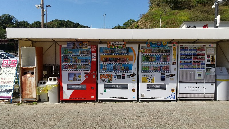 「道の駅　風早の郷　風和里（ふわり）」美しい海が見える松山市唯一の道の駅のテラス席横にある自動販売機
