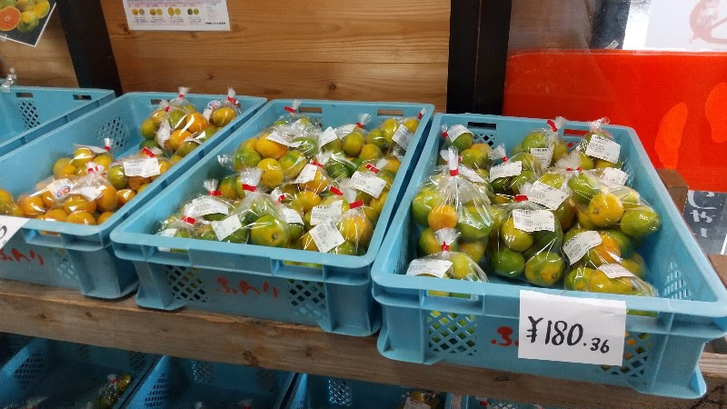 「道の駅　風早の郷　風和里（ふわり）」美しい海が見える松山市唯一の道の駅にある「青空市場」新鮮な果物や野菜、手作りのスイーツやパンなどが販売されている店内