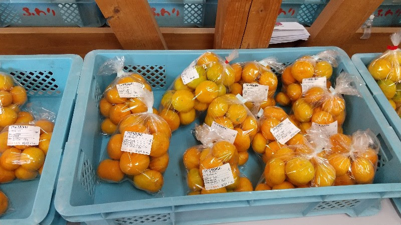 「道の駅　風早の郷　風和里（ふわり）」美しい海が見える松山市唯一の道の駅にある「青空市場」新鮮な果物や野菜、手作りのスイーツやパンなどが販売されている店内