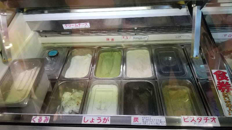 「道の駅　風早の郷　風和里（ふわり）」美しい海が見える松山市唯一の道の駅、軽食コーナーのアイスクリーム&ソフトクリーム「モンテサント」の店内