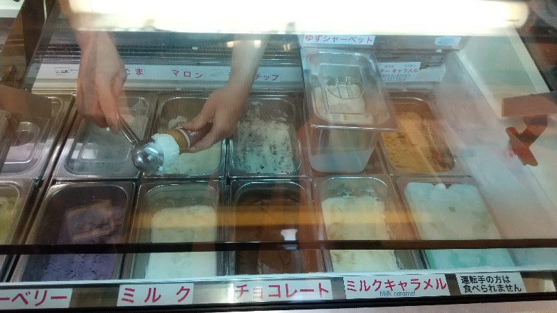 「道の駅　風早の郷　風和里（ふわり）」美しい海が見える松山市唯一の道の駅、軽食コーナーのアイスクリーム&ソフトクリーム「モンテサント」の店内