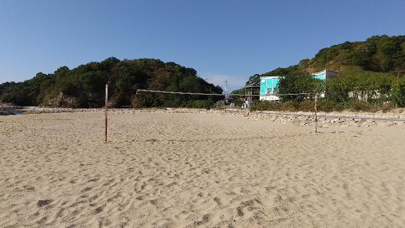 風早長浜海岸のビーチバレーのコート「道の駅　風早の郷　風和里（ふわり）」の目の前、愛媛県松山市にある美しい海水浴場