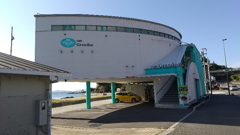 愛媛県松山市の風早長浜海岸の横にあるcafe Grandee（カフェグランデ）・海の家