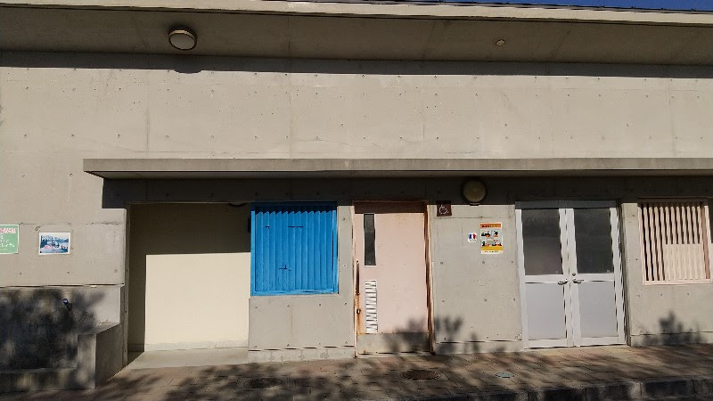 風早長浜海岸のトイレ「道の駅　風早の郷　風和里（ふわり）」の目の前、愛媛県松山市にある美しい海水浴場