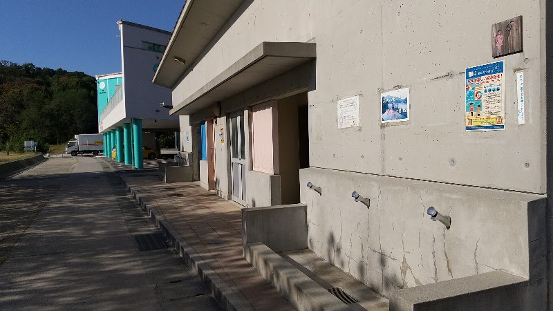 風早長浜海岸の更衣室、シャワー、足洗い場、トイレ「道の駅　風早の郷　風和里（ふわり）」の目の前、愛媛県松山市にある美しい海水浴場