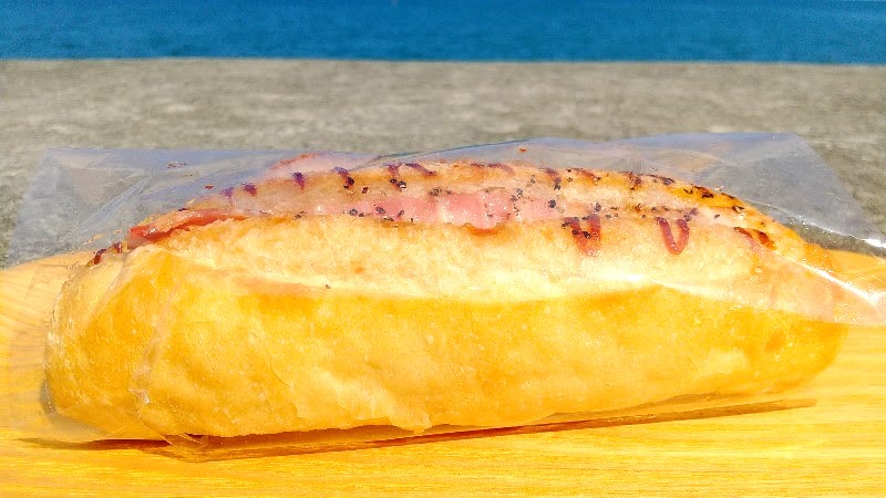山のパン屋＋ルシアンで購入したパン、ベーコンポテトフランス