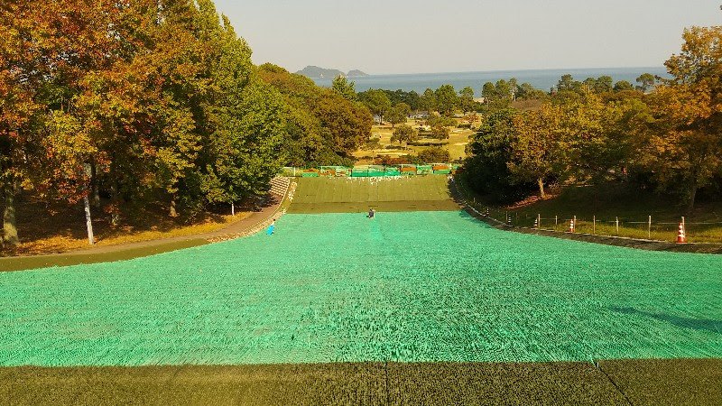 愛媛県今治市にある桜井総合公園の瀬戸内海が見える芝生すべり・ソリすべり