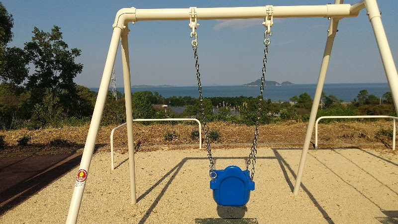 愛媛県今治市にある桜井総合公園の新しく設置された海が見えるブランコ