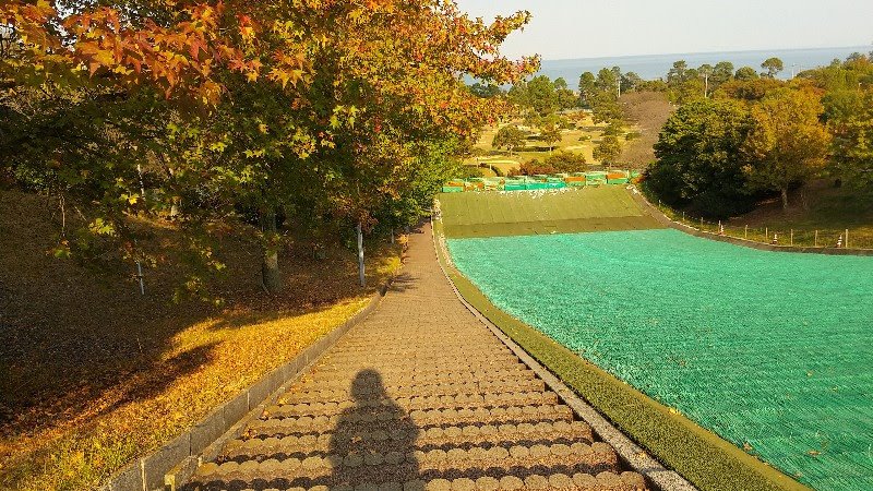 愛媛県今治市にある桜井総合公園の芝生すべりの階段