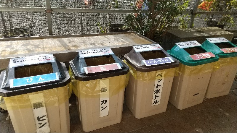 「道の駅　風早の郷　風和里（ふわり）」美しい海が見える松山市唯一の道の駅、軽食コーナーにあるゴミ箱