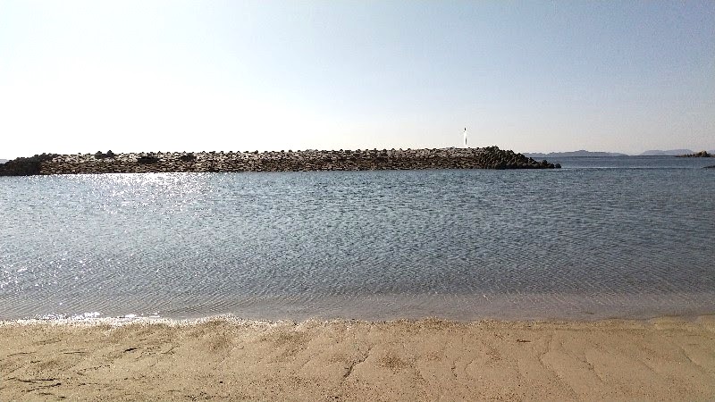 「道の駅　風早の郷　風和里（ふわり）」の目の前にある美しい海水浴場「風早長浜海岸」の景色