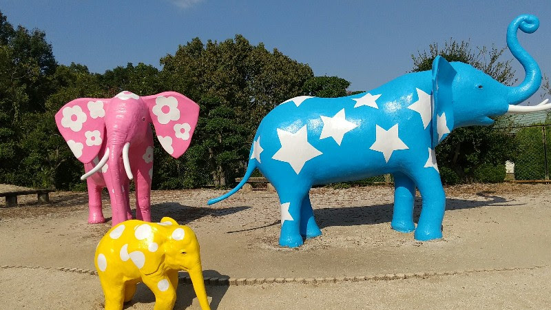 愛媛県今治市にある桜井総合公園のカラフルな象さん