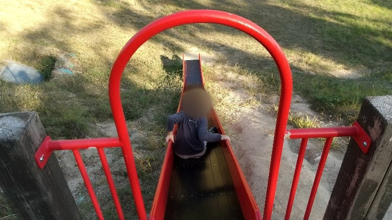 波妻の鼻わくわくランド 北条公園（波妻）にある芝生の斜面に設置されている大型のアスレチック遊具の滑り台＠松山市おすすめの公園