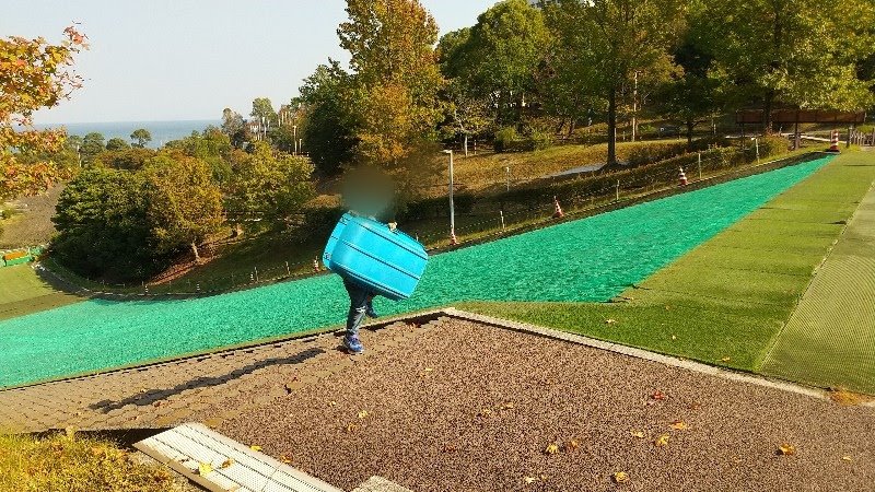 愛媛県今治市にある桜井総合公園の瀬戸内海が見える芝生すべり・ソリすべり