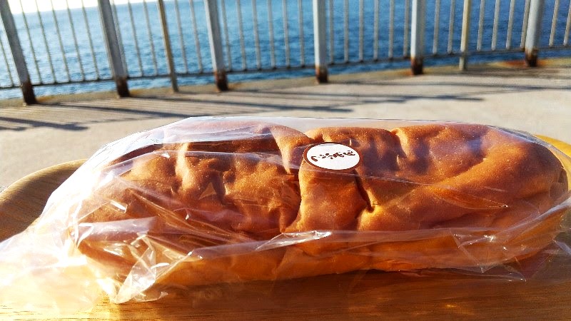玉川ベーカリーの手作りコッペパンのつぶあんマーガリン、ボリュームがあり安い＠松山市