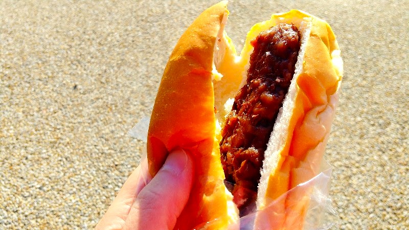 玉川ベーカリーの手作りコッペパンのつぶあんマーガリン、ボリュームがあり安い＠松山市