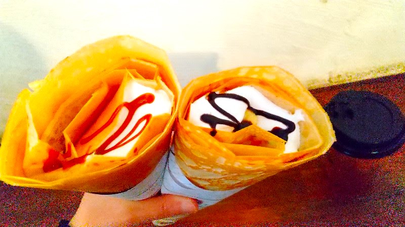 「クレープカフェ ココ （Crepe cafe Coco）」愛媛県松山市湊町にある行列のできる人気のクレープ店の、人気NO,1　噂の塩キャラメルバターと生クリーム　500円（税込）・人気NO,2　チョコバナナ生クリーム　500円（税込）