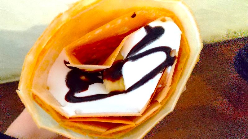 「クレープカフェ ココ （Crepe cafe Coco）」愛媛県松山市湊町にある行列のできる人気のクレープ店、人気NO,2　チョコバナナ生クリーム　500円（税込）