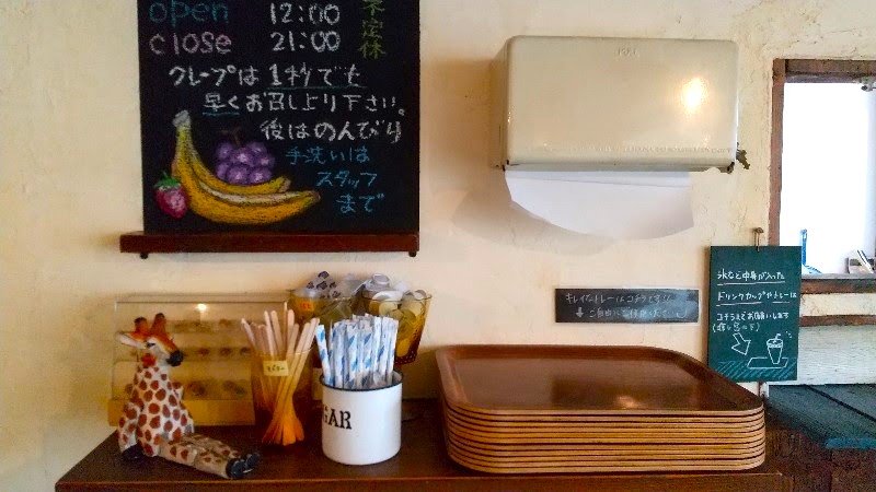 「クレープカフェ ココ （Crepe cafe Coco）」愛媛県松山市湊町にある行列のできる人気のクレープ店の店内