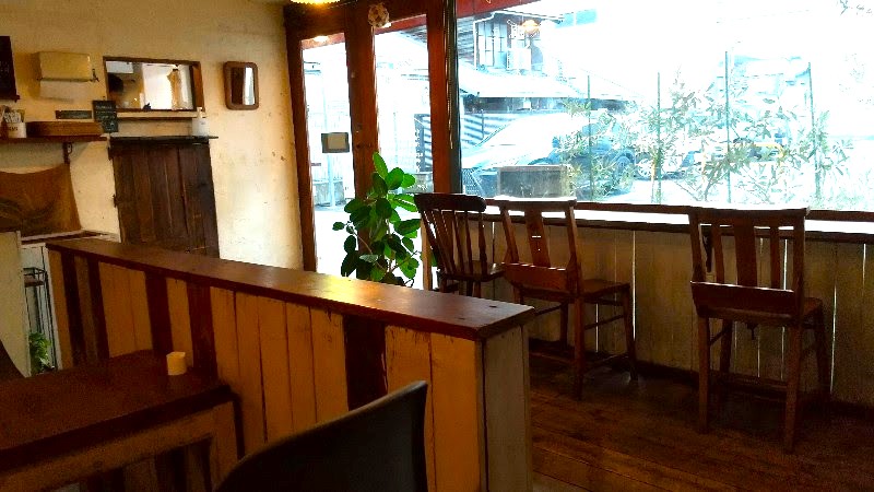 「クレープカフェ ココ （Crepe cafe Coco）」愛媛県松山市湊町にある行列のできる人気のクレープ店、落ち着いた店内