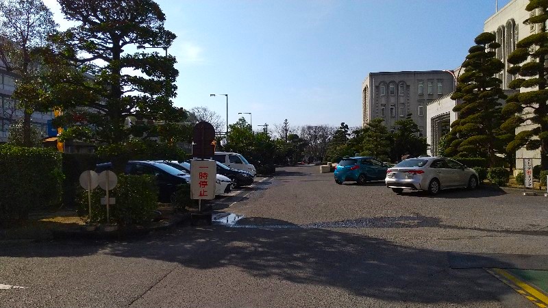 愛媛県庁の構内駐車場（外来用駐車場）、無料で利用できる
