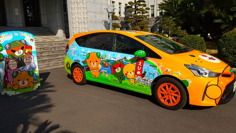愛媛県庁本館前に展示じている、みきゃんのラッピングカー、おすすめの観光スポット