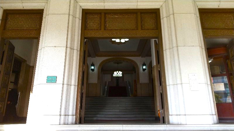 愛媛県庁本館の正面玄関、無料で見学、愛媛のおすすめの観光スポット