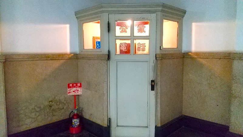 愛媛県庁本館の２階ロビーにある公衆電話（電話ボックス）、無料で見学、愛媛のおすすめの観光スポット