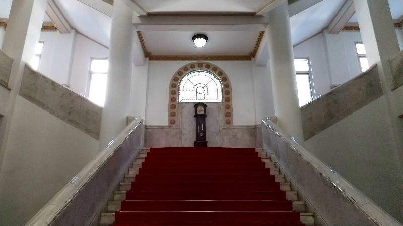愛媛県庁本館の２階～３階にかけての階段、無料で見学、愛媛のおすすめの観光スポット