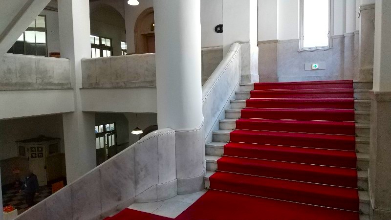 愛媛県庁本館の２階～３階にかけての階段、無料で見学、愛媛のおすすめの観光スポット