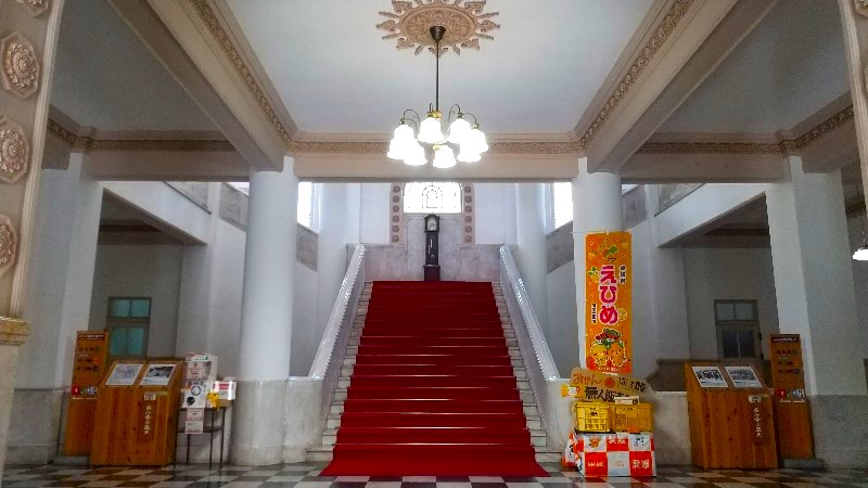 愛媛県庁本館の正面、２階ロビーの赤色の絨毯が敷かれた階段を無料で見学、愛媛のおすすめの観光スポット