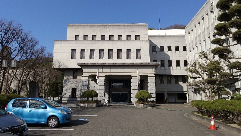 愛媛県庁「ビュッフェ せせらぎの幸せ」が入っている議事堂