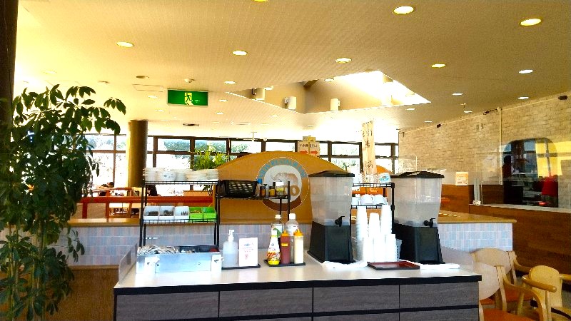 愛媛県立とべ動物園「展望レストラン SKY GARDEN」の店内の様子、お冷、ドレッシング、ふりかけ、ランチ・軽食、子連れにおすすめのスポットをクチコミ・レビュー