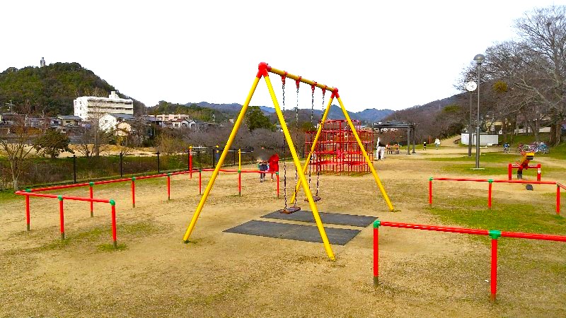 石手川緑地（東野地区）、新石手公園の遊具、ブランコ、松山市のおすすめの公園