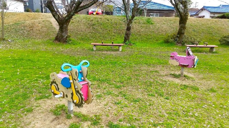 石手川緑地（東野地区）、子供が遊べる遊具、スプリング遊具、松山市のおすすめの公園