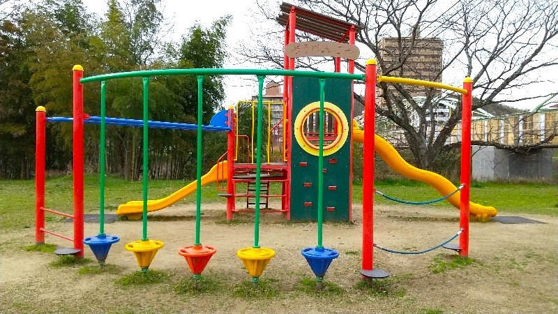 石手川緑地（東野地区）、子供が遊べる遊具、滑り台、複合遊具、松山市のおすすめの公園