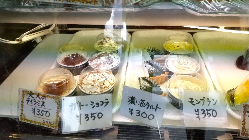 林仙堂（りんせんどう）【松山市のお菓子屋さん】和菓子・洋菓子（モンブラン、ガトーショコラ、ティラミス）が並ぶ店内の写真