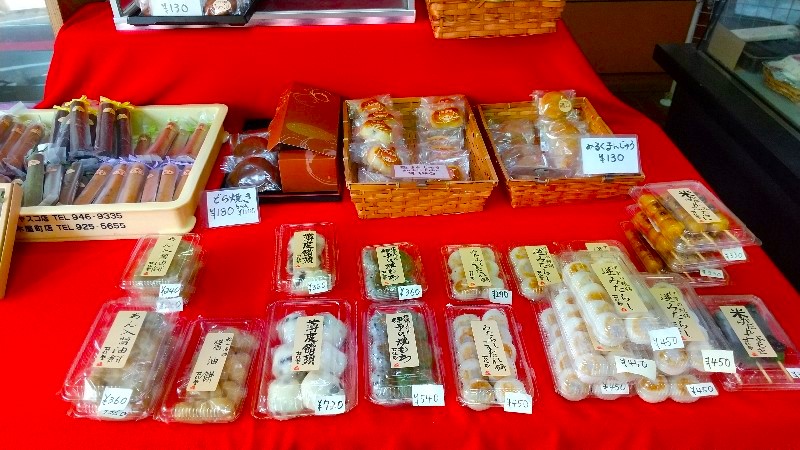 林仙堂（りんせんどう）【松山市のお菓子屋さん】焼き菓子、お団子、もち菓子が並ぶ店内の写真