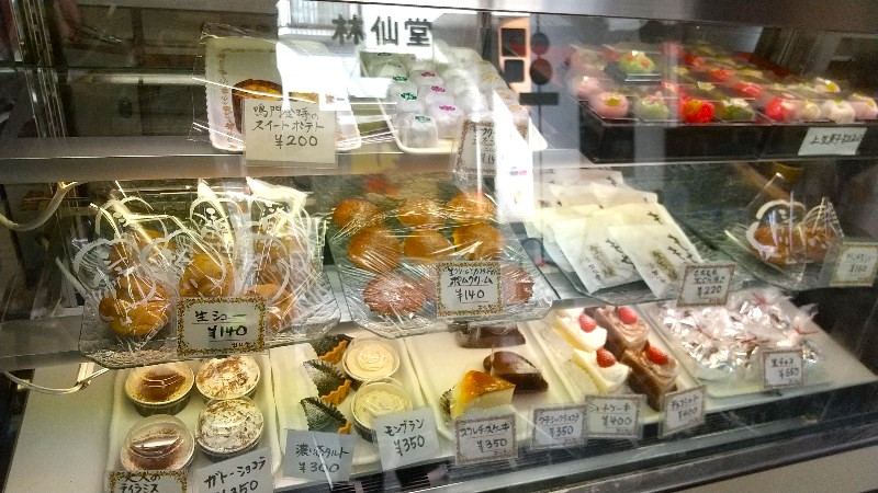 林仙堂（りんせんどう）【松山市のお菓子屋さん】和菓子・洋菓子が並ぶ店内の写真
