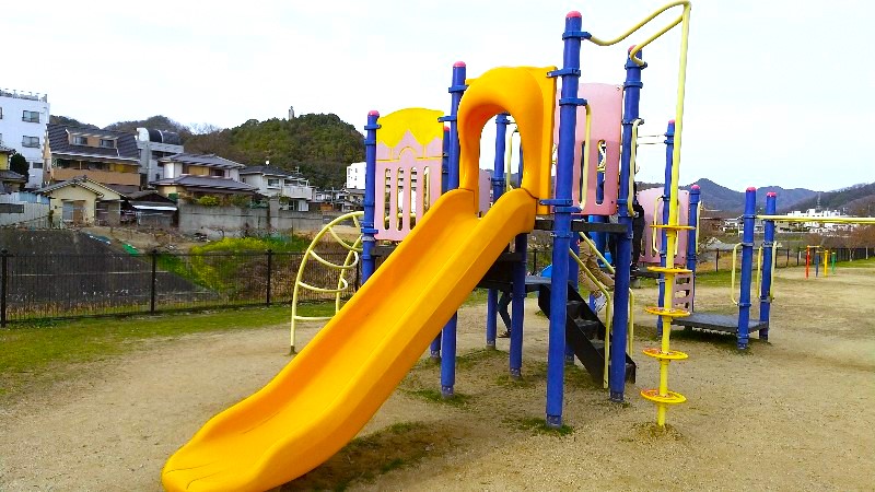 石手川緑地（東野地区）、新石手公園の遊具、滑り台、松山市のおすすめの公園