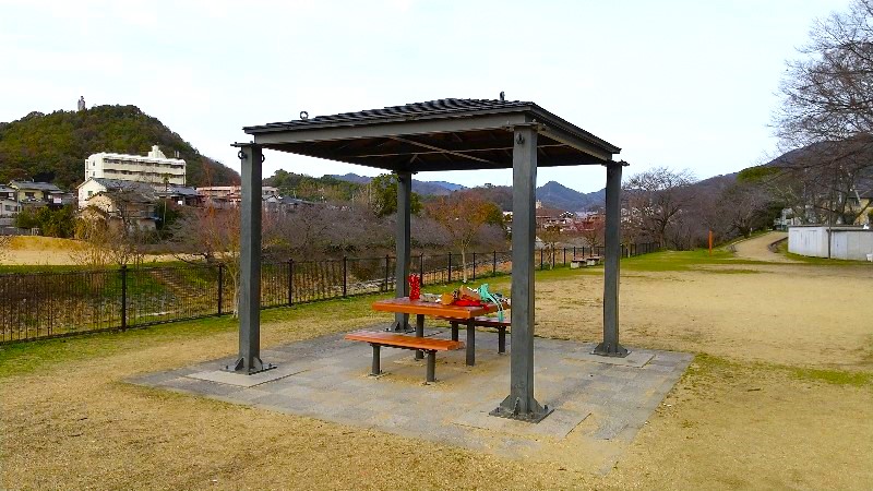 石手川緑地（東野地区）、新石手公園にある東屋、松山市のおすすめの公園