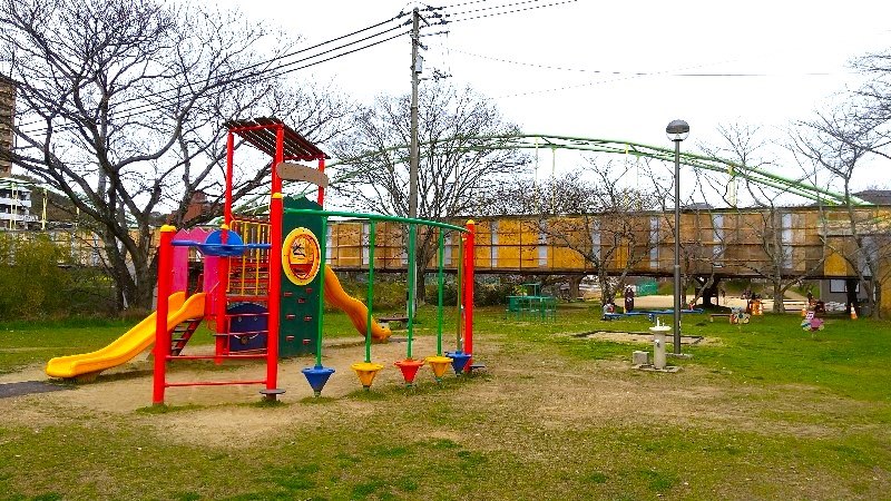 石手川緑地（東野地区）、子供が遊べる遊具、滑り台、複合遊具、松山市のおすすめの公園