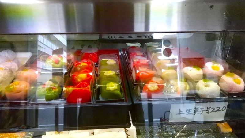 林仙堂（りんせんどう）【松山市のお菓子屋さん】和菓子（上生菓子）・洋菓子が並ぶ店内の写真